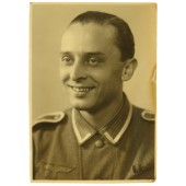 Retrato de estudio de un Unteroffizier alemán con túnica M 40 y medalla anschluss checa